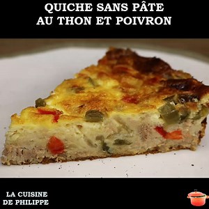 Aujourd'hui je vous propose une nouvelle version de la quiche sans pâte : la quiche sans pâte au thon et au poivron. Avec cette base habituelle de pâte fluide les variantes sont infinies. Ici j'ai choisi le thon qui vient donner du moelleux et les poivrons qui avec leur amertume donnent du caractère à cette quiche. La quiche sans pâte au thon et poivron utilise un appareil réalisé essentiellement avec des œufs et du lait auquel on ajoute un peu de farine pour donner de la tenue. Cette préparatio
