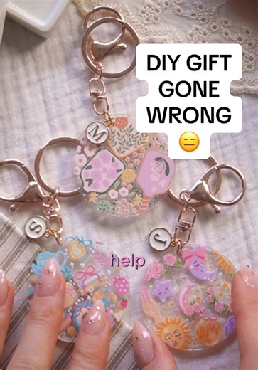 I know these DIY keychains are SUPER easy handmade gifts to put together, but still… what would you do if you were me in this situation??🤦🏻‍♀ If you want to make cute gifts for friends like this, I have all the tool you need in our shop (we sell acrylic blanks decals to make cups, bookmarks, keychains and more!) Mystery pack of circle keychain decals ALSO available 💖 #handmadegifts #bffgifts #christamscrafts #christamsgifts #personalizedgift Whimsical Craft Ideas Cute Gifts for Friends Easy h