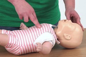Children CPR: how to behave during an emergency