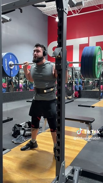 Hit the smelling salts, and suddenly, these squats feel mandatory 💥🔥 Who else needs that extra kick before a big lift? #smellingsalts #squatgame #fitfusionlabs
