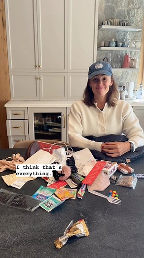 Jennifer Garner on Instagram: "What’s In My Bag: Holiday Travel Edition 💼"