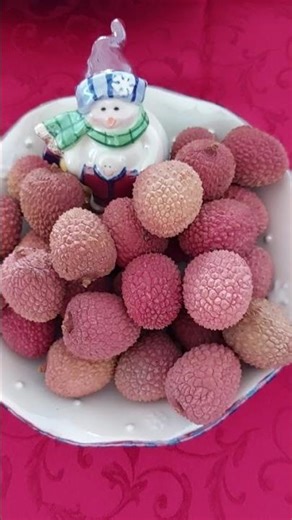 eating lychee #fruits #lychee #asmr #shorts #italy