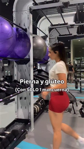 Rutina con 1 mancuerna por si tu gym se está lleno, o para hacerlo en casa. ❤️‍🔥👇🏻 -Sentadilla Sumo 3 x 12-15 - Peso muerto a 1 pierna 3 x 12-15 - Hip Thrust Unilateral 3 x 10-12 - Bulgaras 3 x 10-12 por pierna En Hip thrust para trabajar el glúteo recuerda formar un ángulo de 90 grados desde tu pie a tu rodilla y muslo. 🙌🏻 En búlgaras:👇🏻 -Para cuadricep: Da un paso más corto. Rodilla pasa por delante de punta de pie. Espalda recta. - Para Glúteo: Da un paso más largo. rodilla NO pasa la 