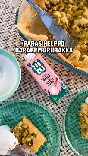 Tästä talteen kesän helpoin maidoton ja munaton raparperipiirakka! 💚 Tallenna tämä herkullisen pehmeä piirakkaresepti ja nautiskele hyvässä seurassa kesäkahveilla. ☀️ Fazer Aito ⁣#fazeraito #raparperipiirakka #kesäresepti #kesäjälkkäri | Fazer
