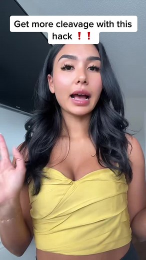 Perfect cleavage in every top 😍🫶🏼