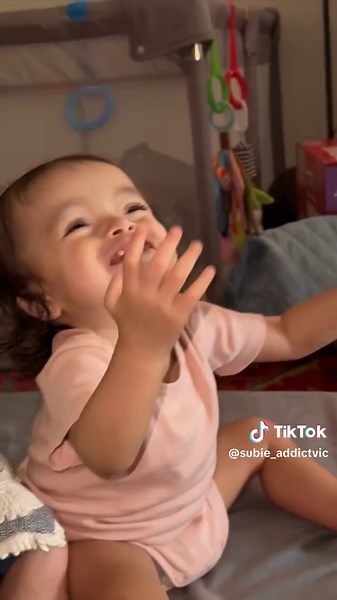When countless people said seperately, Vickys pose was a Elmo Meme and @Lorena Rodrigues laugh in the same video was a Elmos laugh 🤣🤣🤣🤣 you can’t make this up 🤣🤣🤣🤣🤣 Lolo i love you 😂❤️ #snacks #snack #munchies #bussin #Yummy #Scrumptious #coxinha #Brazilian#babyfever #babytiktok #cutenessoverloaded #cutie #cutiepatootie #NenemDePapai #NenemDaMamae #1YearOld #Toddlersoftiktok #elmosworld #elmo