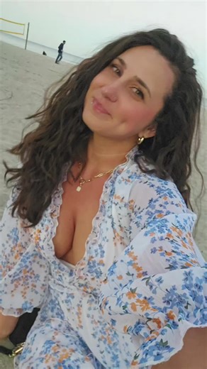 Embrace Quirky Beach Vibes with Wavy Hair and Hazel Eyes