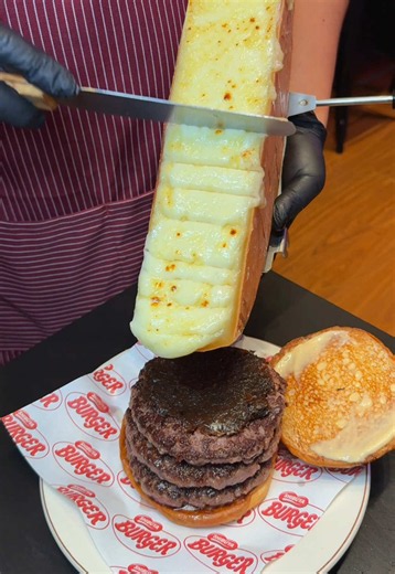 目の前でとろけるラクレットチーズバーガー🧀 こちらのお店では、パティにたっぷりのラクレットチーズをその場でナイアガラのように溶かしかけるバーガーが味わえる！ 濃厚なチーズと肉汁あふれるパティの旨みがダイレクトに伝わってきて美味しい🧀 📍SHIBUYA BURGER / 渋谷 ￥1,500～/人 ⏰営業時間：11:00-22:00 💤定休日：なし 🏠住所：〒150-0002 東京都渋谷区渋谷２丁目９−１０ 青山台ビル 地下1階 #東京グルメ #渋谷グルメ #tiktokfood