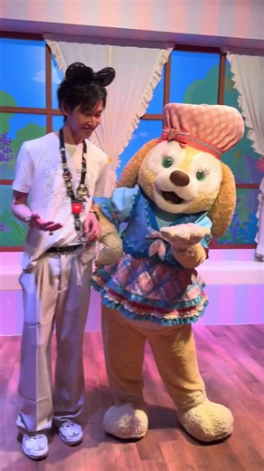 【香港ディズニー】異色コラボ？おっさん相手にも超おしとやかに神対応するクッキー・アン