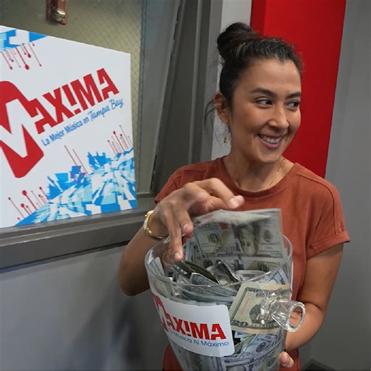Escúchala de lunes a viernes a las 7:30 a. m. para que Tony y Valerie revelen la canción del día. 🔥 Si la escuchas antes de las 6 p. m., llama al 1-866-932-9250 para ganar $500 en efectivo. Escucha la estación que te hace sentir más ligero aquí: 🎧 bit.ly/925MaximaListenLive | 92.5 MAXIMA FM