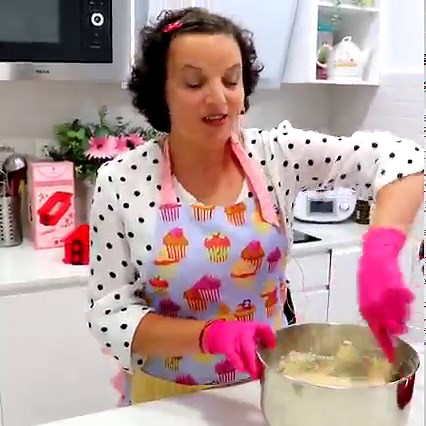 233K views · 10K reactions | CHEC PUFOS cu Iaurt și Lămâie (Fără Cântar ,Simplu și Rapid) Cântarim totul cu paharul de la iaurt ! Daca iti place salveaza reteta si partajeaza cu prietenii , prietenele !  INGREDIENTE NECESARE: - 5 oua - 1,5 pahar de iaurt de zahar - 3 pahare de iaurt de faina - 1 pahar de unt topit si racit - 1 iaurt natural - 1 plic de praf de copt - coaja de la 1 lamaie - 1 lingurita esenta de vanilie | Anyta Cooking | Facebook