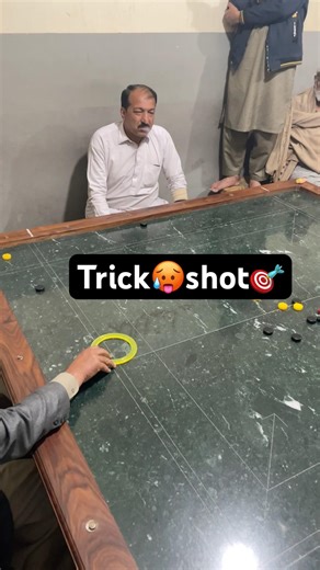 Carrom king👑trick shot🎯#carromboard #carromgame #carromking #carromtricks #viralvideo #trickshots