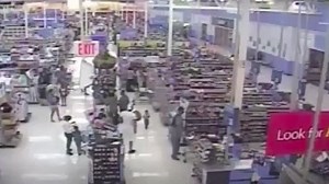 A Detroit woman was pepper-sprayed at checkout in Walmart brawl | Daily Mail Online