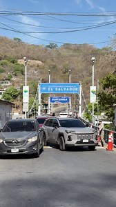 Turistas ingresan por la frontera Las Chinamas, Ahuachapán, donde con la presencia policial se agiliza su ingreso al país.Además se encargan de la seguridad para que puedan disfrutar de sus vacaciones en El Salvador.🇸🇻