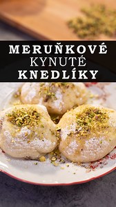 Tyhle meruňkové kynuté knedlíky si zamilujete! Vyzkoušejte podle mého receptu, který najdete v komentářích. Potřebovat ale budete: • 250 g hladké mouky • 150 ml plnotučného mléka • 50 g cukru • 50 g másla • 3 ČL sušeného droždí • 1 ČL vanilkové pasty • 1 vejce • sůl • 6 ks meruněk • 20 ml balzamikového octa • 2 PL třtinového cukru • 50 ml meruňkovice • 100 g nesolených pistácií Tak dobrou chuť!