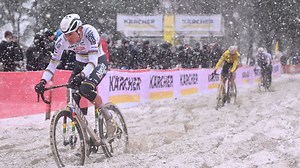 Cyclocross : Mathieu Van der Poel triomphe à Mol après la chute au pire moment de Wout van Aert, contraint à l’abandon - RTBF Actus