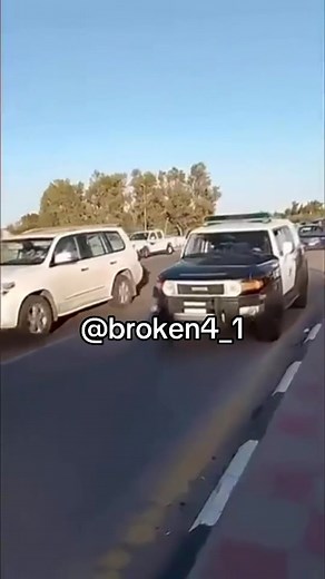 يعد برج المملكة واحدا من أبرز المعالم المعمارية في الرياض، ورمزا حديثًا يعكس تطور المملكة العربية السعودية ونهضتها العمرانية. منذ افتتاحه، أصبح البرج وجهة رئيسية للسكان والزوار، ليس فقط لارتفاعه المميز، بل أيضا لما يقدمه من مرافق متنوعة وتجربة فريدة. تم افتتاح برج المملكة عام 2002، وهو مشروع تابع لشركة شركة المملكة القابضة التي يملكها الأمير الوليد بن طلالٍ. يبلغ ارتفاع البرج حوالي 302 متر، ويتكون من 99 طابقا، ما جعله لفترة طويلة أحد أطول المباني في الشرق الأوسط، تضميمه الفريد الذي يُشتبه فتحة ا
