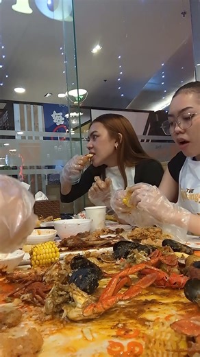 kain po tayo ng seafoods 🤤🤤🤤#familytime #seafoodlovers #yummy