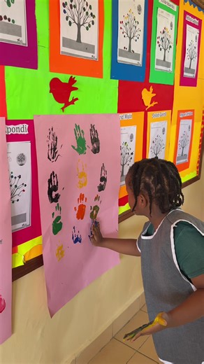 Our PP2 learners mixing paints and discovering brand new colours😊.Learning has never looked this fun!🤗🤗 #mutungoniacademy #tiktokkenya #fyppage #kindergarten #school