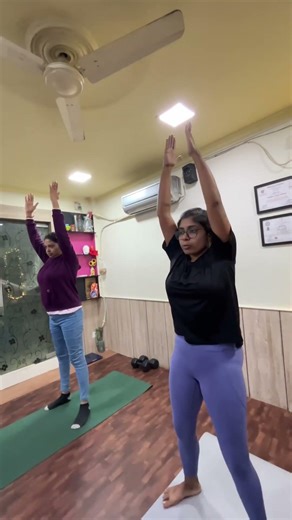 Move your waist feel the change..🦾💪😍 #newsong #yogaforbeginners #newmusic #yoga #exercises