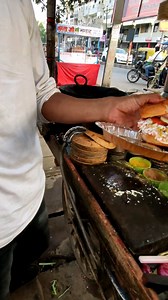 21M views · 10K reactions | 30 Second मे burger खाओ Rs. 200/- cash ले जाओ 螺螺 #challenge #streetburgerchallenge | Foodie Sun | Facebook