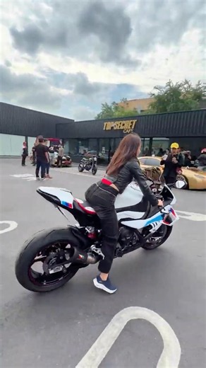 🤩 Her height of 1.55m and the car she drives