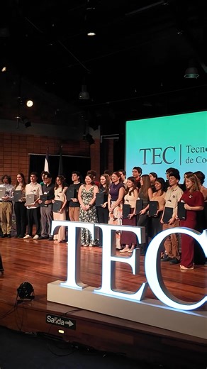 ¿Qué significa estar entre los primeros puntajes de admisión al TEC? 🎓✨ Durante el acto de reconocimiento, varias de las personas presentes compartieron sus palabras y experiencias, recordándonos el valor del esfuerzo y la dedicación. ¡Muchas felicidades a todas y todos por este gran logro! 👏💙 Conocé más de los mejores puntajes de Admisión 2026 en: https://www.tec.ac.cr/hoyeneltec/2025/12/02/joven-apasionada-olimpiadas-academicas-obtiene-puntaje-perfecto-admision-tec-2026 | Tecnológico de Cos