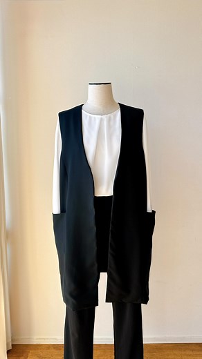 夏の絽の喪服をジレへリメイクしました。 裏地つけてます。 家紋は残さなかったので、実は喪服だったって、言わなきゃ分かんないですね。 気軽に着ていただける様に、水通ししてから仕立てました。水通しすると少し縮むので、あえて縮ませてから作った感じです。 タックとかもなく、シンプルな構造の服なので、手洗いやアイロンもしやすいと思います。 春先とかかな、秋口かな。 たくさん着てあげてくださいね！ オーダーありがとうございました😊 | 着物リメイク 継-kei-