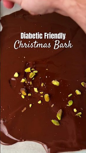 Diabetic Friendly Low Carb Pistachio Cranberry Chocolate Bark. See recipe 👇#diabeticrecipes