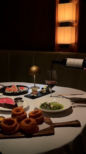 Step into a space where every detail tells a story. Celebrating 10 years, @mrlyons.f10 beautifully blends modern flair with classic appeal and delicious flavors. Add them to your travel itinerary for any occasion or romantic night out. 🍸 | Visit Palm Springs