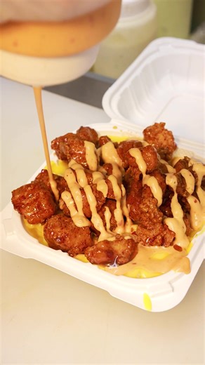 CREAMY MAC & CRISPY FRIED CHICKEN 🧀 🍗 THE HONEY GARLIC MAC 'N POP: Crispy Chicken Pops glazed in Honey Garlic sauce, and topped with Spices and drizzled with our spicy and tangy Samurai Sauce 🔥 😍 100% HALAL🐔 REAL, TENDER, HANDCUT, THE BEST FRIED CHICKEN IN NYC 🔥 📍 649 9th Ave. Hell’s Kitchen, NYC 📍 124 Ludlow St. Lower East Side, NYC 📍 12 E 125th St. Harlem, NYC 📍 310 W 14th Street, Manhattan 📍 158 Lawrence St. Downtown Brooklyn 📍 34-60 Junction Blvd. Queens 📍 213-05 Northern Blvd. 
