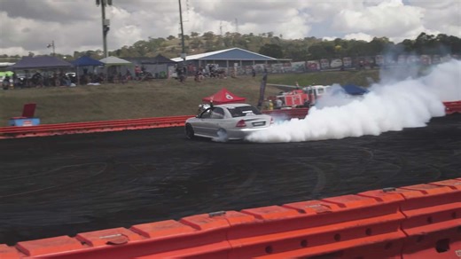 Four-digit horsepower machines attacking the famous Australian mountain racing circuit
