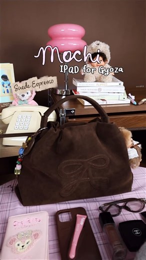 กระเป๋า BAG & Friendships 🤎✨💗 on Instagram: "💖✨ ความน่ารักหนุบหนับ ต้องยกให้ Mochi Mochi gyoza กระเป๋าเกี๊ยว 2026 Collection 🥟 ขนาด 13 นิ้ว ใส่ iPad ได้ นิ่มสุด ออกจากเตา หนุบหนับ ความน่ารักเต็มคำ #mochi8angles สายหรูดูดี ปรับสายได้หลายแบบมาก เป็นกระเป๋าถือ / สะพายไหล่ / Crossbodyyy~ • วัสดุ 2 แบบ: PU และ Vintage Suede > . Size: 35 × 25 × 10 cm Weight: 560 g Strap: • สายยาว 120 cm • สายสั้น 10–50 cm Inside: ตัวปิดแม่เหล็ก ซับใน Cotton Canvas . Comment สีที่ชอบ 💖 ลุ้นรับกระเป๋าฟรี! (รางวัลเล