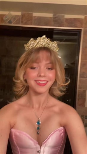 Princess peach everyone 🍑😈 #halloween #costumeidea #princesspeach #costume #fyp