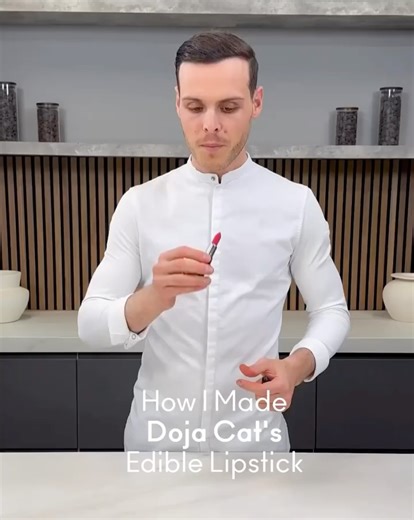 New Wave Magazine on Instagram: "Doja Cat Eats As the New Face of MAC Cosmetics Doja Cat has officially been unveiled as the new global ambassador for MAC Cosmetics, debuting the partnership in unforgettable fashion at the 2025 MTV VMAs. Dressed in Balmain and wearing MAC’s cult-classic “Lady Danger” lipstick, she stunned audiences by biting into what appeared to be her lipstick, only for it to be revealed as a lifelike chocolate creation crafted by pastry artist Amaury Guichon. The bold stunt d