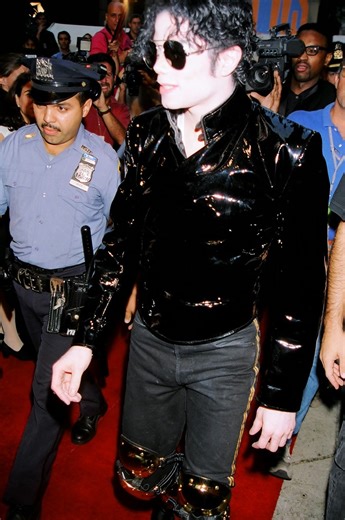 Michael Jackson at the MTV Video Music Awards in 1995 | Michael jackson ...
