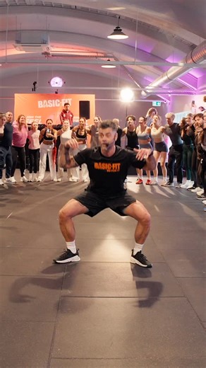 Que se passe-t-il quand le sport, la musique et les gens se rencontrent ? 🧡 Communauté. Énergie. Fun. Samedi dernier, on a tout donné ensemble lors de notre tout premier Feel Good Morning Rave à Breda. Pas de répétitions parfaites, juste bouger, rire, danser et se rencontrer. C’est exactement pour ça qu’on fait ce qu’on fait. S’entraîner ensemble. S’amuser ensemble. Ressens les bonnes vibes et souviens-toi : tu n’as pas à le faire seul 🫶🔥 —— Wat krijg je als je sport, muziek en mensen samenbr