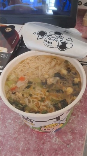 2026年4月9日星期四中午 （ 出前一丁牌的 ： 雞蓉味之碗仔裝即食麵 ） 。 購於 （ 百佳 ） 連鎖式的 （ 超級市場 ） 裏面 。