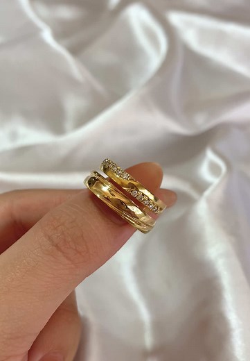 Elegant Wedding Ring Pair in Solid Yellow Gold
