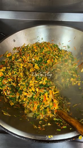 Rita廚房-日常生活 on Instagram: "我親愛的客人們 點菜可以！拜託不要再點這種😨 什麼香菜炒蛋、香菜湯 香菜炒肉片🫠 反香菜聯盟已經發警告信要開除我會籍了🫣 香菜就應該連根綁在火箭射去外太空🚀 #香菜"