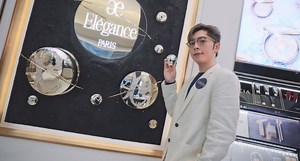 【E先生遇上E盒蜜粉餅第二彈❤️ALBION x Edan聯名香氛蠟燭】E先生 Edan Lui 呂爵安 👀 忙極皮膚都好似自帶柔滑美肌濾鏡咁，就係靠藝術品般嘅純手工訂制 Elégance La Poudre極緻定妝蜜粉餅✨早前佢仲到位於YOHO MALL嘅日本國民美妝品牌ALBION全港首間專門店主持開幕儀式，成就人生第一次「剪綵」✂️！ 呢間作為亞洲首間設有全方位美容護理服務嘅ALBION專門店，特別引進日本皮膚分析儀，可以Check到皮膚現況 底層狀態🔍，更透視到未來肌膚狀況，再制訂專屬個人護理方案，釋放美肌潛能💪！ 開幕日E先生更宣布同品牌推出第二波合作計劃 —「ALBION x Edan聯名香氛蠟燭」，呢款限量版香氛蠟燭由本地品牌人手製作，Edan更於百忙之中親自參與整個挑選過程，調配出「Edan」香氣😍！蠟燭上仲印有Edan簽名，加埋本地插畫家特別設計嘅東京地標圖案，各位爵屎們👀絕對唔可以錯過！ 點先可以得呢E個香氛蠟燭👉就要由即日起喺ALBION專門店、專櫃及期間限定店購買任何Elégance正價產品（工具及配件除外），就有一次抽獎資格！品牌會分2輪抽出幸運兒