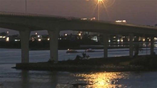 Video captures boat crashing into ferry in Clearwater