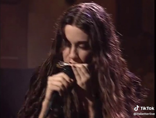 [Full HD Video] Alanis Morissette “Hand In My Pocket” on Saturday Night Live (1995). #alanismorissette #90smusic #taylorhawkins