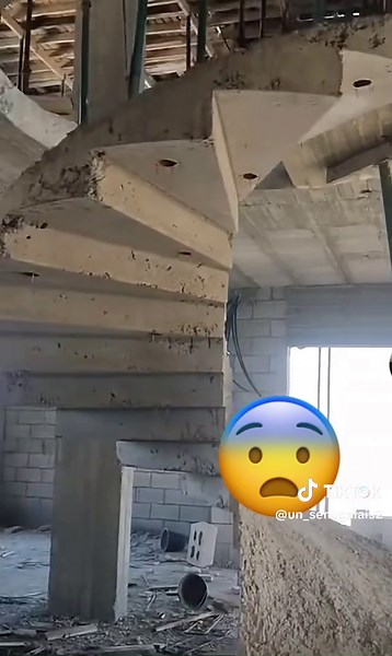 Quelqu’un pour m’expliquer comment faire pour monter 🛗 #maçon #senegal #escalier #fypシ゚viral