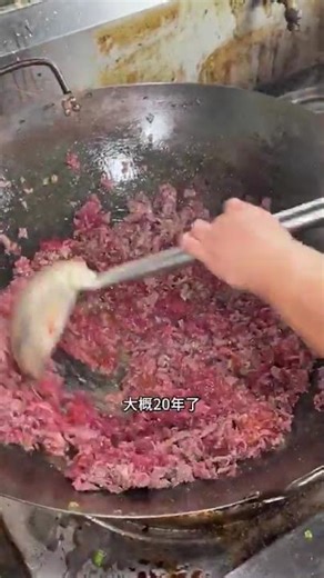 15元人民币一碗的潮汕街头芥蓝牛肉盖饭？黏黏糊糊好诱人！贵州黄牛肉现炒，加辣椒酱和葱花，盖在米饭与芥蓝上，满满一碗超满足。这家店开了20年，从3块涨到15块，依旧是老饕们的心头爱。