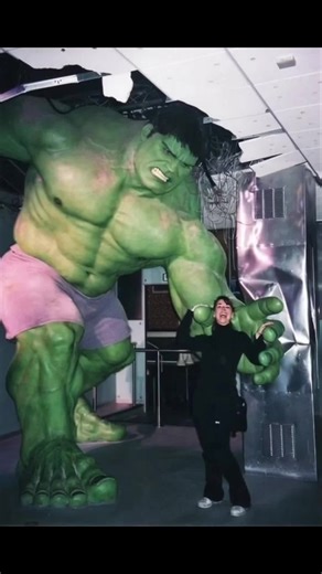 Boneco Hulk ganha a vida para brincar com a visitante do estúdio. #Hulk #Toy #Force