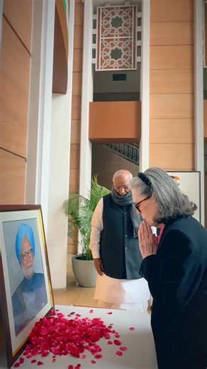 The Congress Working Committee Meeting starts after paying floral tribute to Former Prime Minister, Dr. Manmohan Singh ji. 📍Indira Bhawan | Indian National Congress