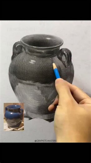 Graphite Drawing Art Gallery on Instagram: "Graphite still life drawing tutorial by artist Koysen (Douyin) — a step-by-step demonstration of building form and volume through controlled shading and precise value transitions. The ceramic jar’s surface is rendered with careful attention to reflected light and texture, showcasing strong fundamentals in structure, observation, and tonal layering. Artist: Koysen (Douyin) #graphitedrawing #drawingtutorial #stilllifedrawing #academicart #realismdrawing"