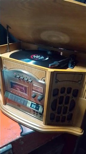 Phonograph Quality Sounds music with Am /Fm Radio Cassette & Cd _ model ITRR-401