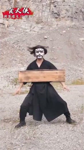 The kung fu master used bamboo sticks as flying knives, and the man in black was defeated